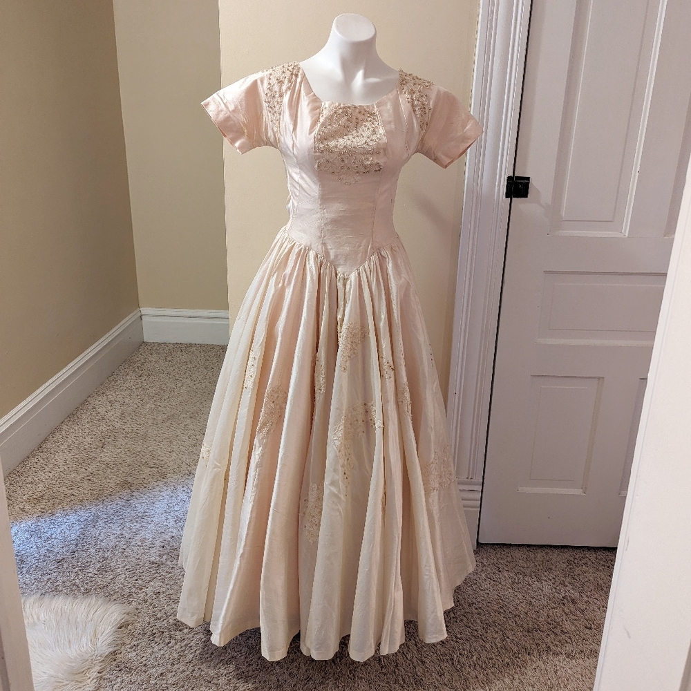 Vintage early 1900's pale pink/peach dress w/ full skirt and pretty beading 0